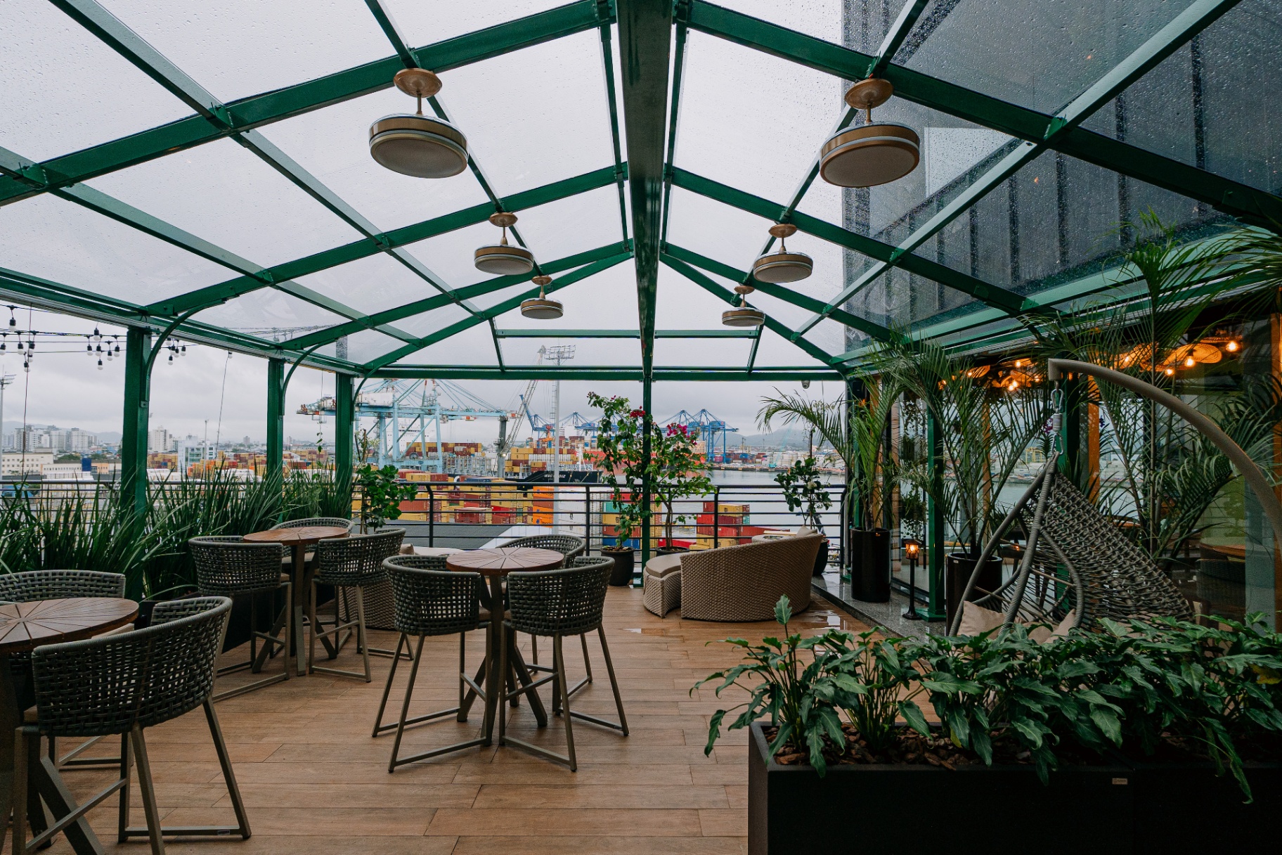 Terraço com vista para o porto